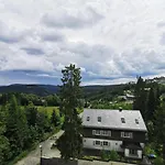 Ferienwohnung Hochsitz mit traumhaften Blick auf die Bobbahn und umliegenden Berge